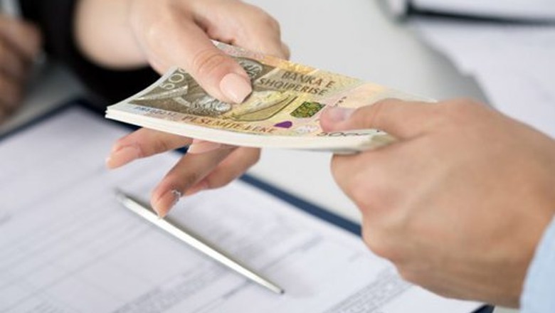 Paga mesatare në vend arrin në 83 mijë lekë, por thellohet diferenca midis privatit e shtetit